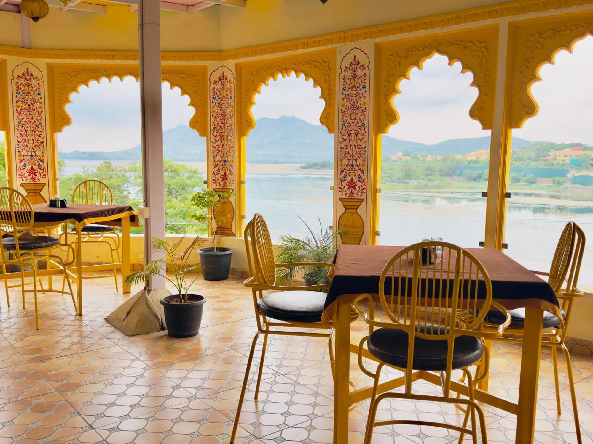 Hotel Jaydurg A Lake Retreat - A Lakeside Hotel - Lakeview Rooftop Cafe - Swimming Pool Udaipur Exterior photo