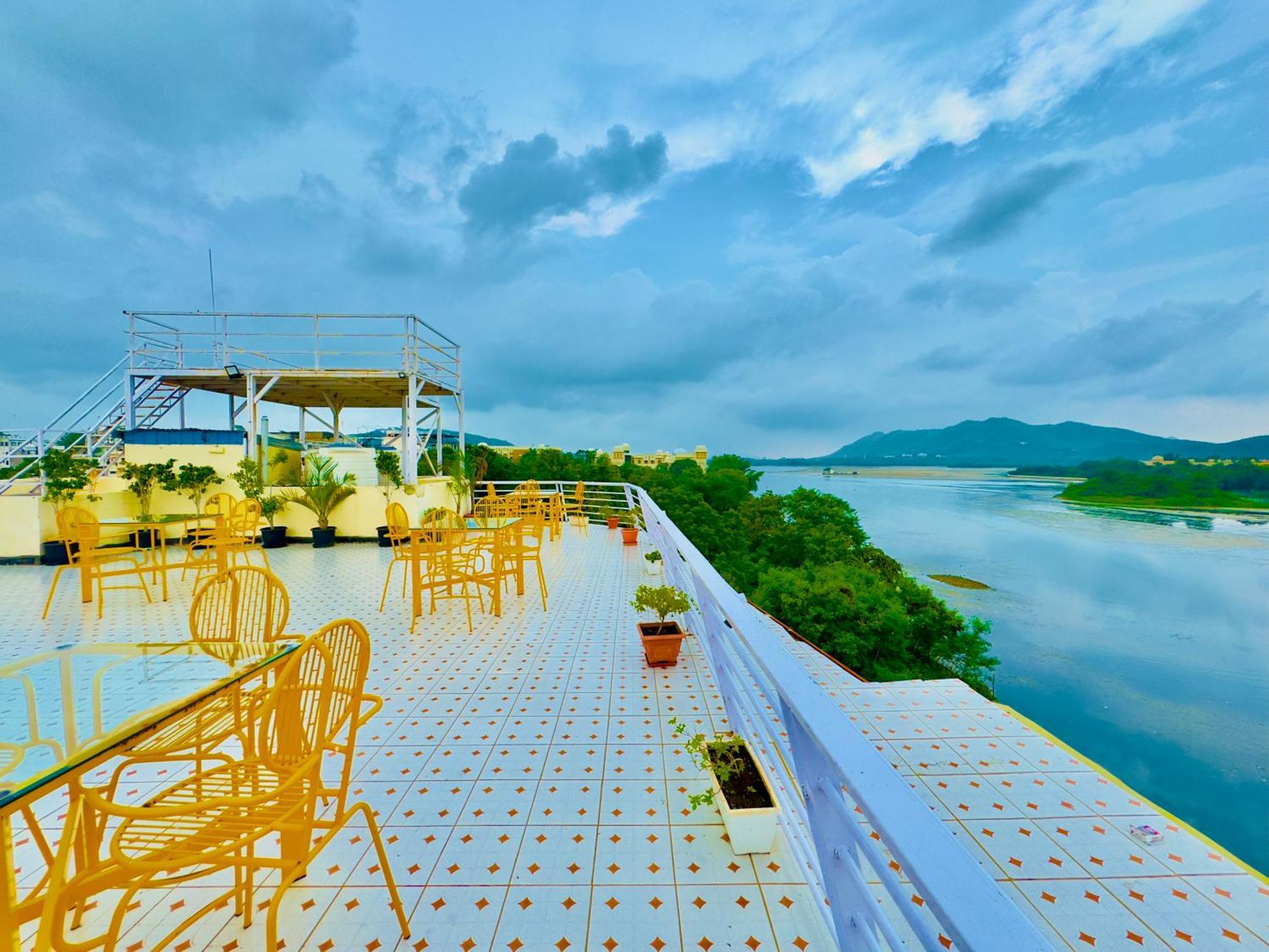 Hotel Jaydurg A Lake Retreat - A Lakeside Hotel - Lakeview Rooftop Cafe - Swimming Pool Udaipur Exterior photo