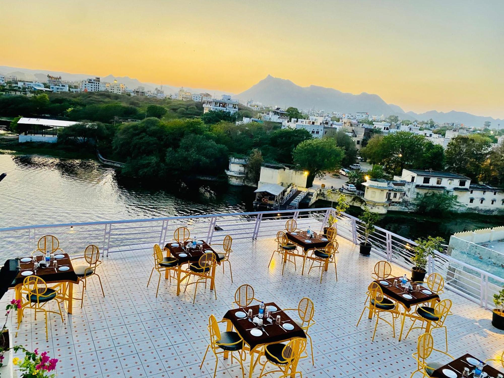 Hotel Jaydurg A Lake Retreat - A Lakeside Hotel - Lakeview Rooftop Cafe - Swimming Pool Udaipur Exterior photo